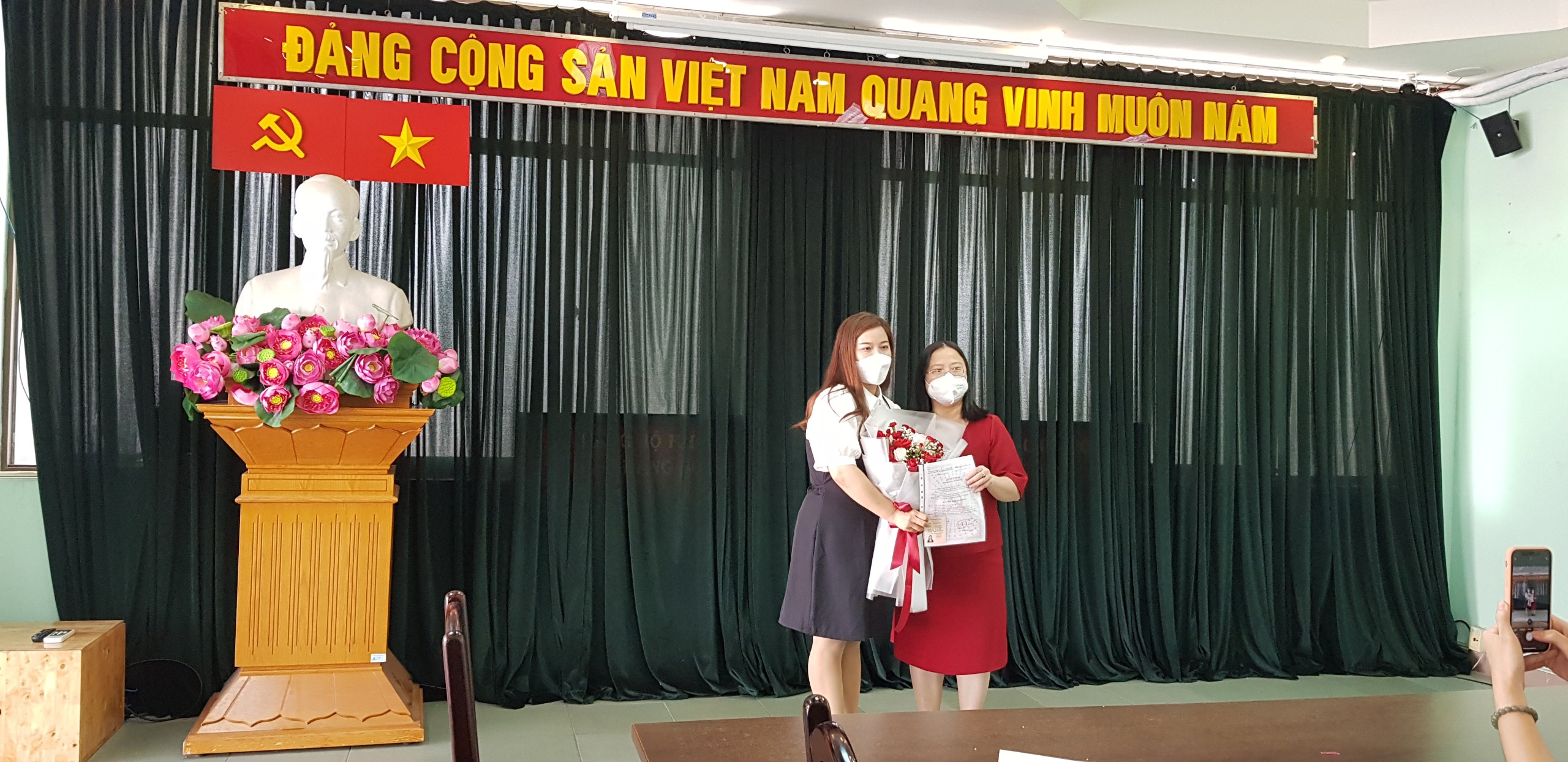 Trao quyết định chuyển đảng chính thức đồng chí Võ Thị Thu Hà